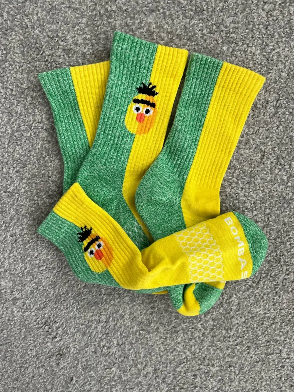 NWOT Bombas Sesame Street Green & Yellow Kids Crew Socks Youth Size 2 Pack